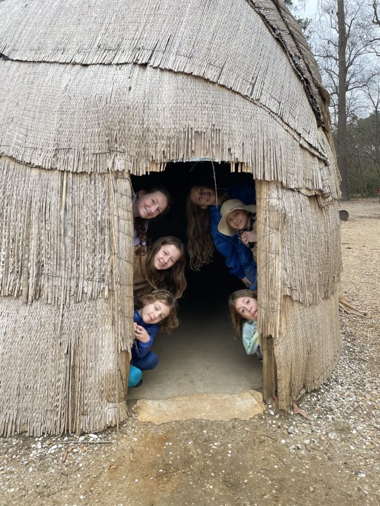 A photo of Rayleigh, Evie, Grayson, Dillon, Olivia, and Ainsley poking their head out of the door of a yi-hakan