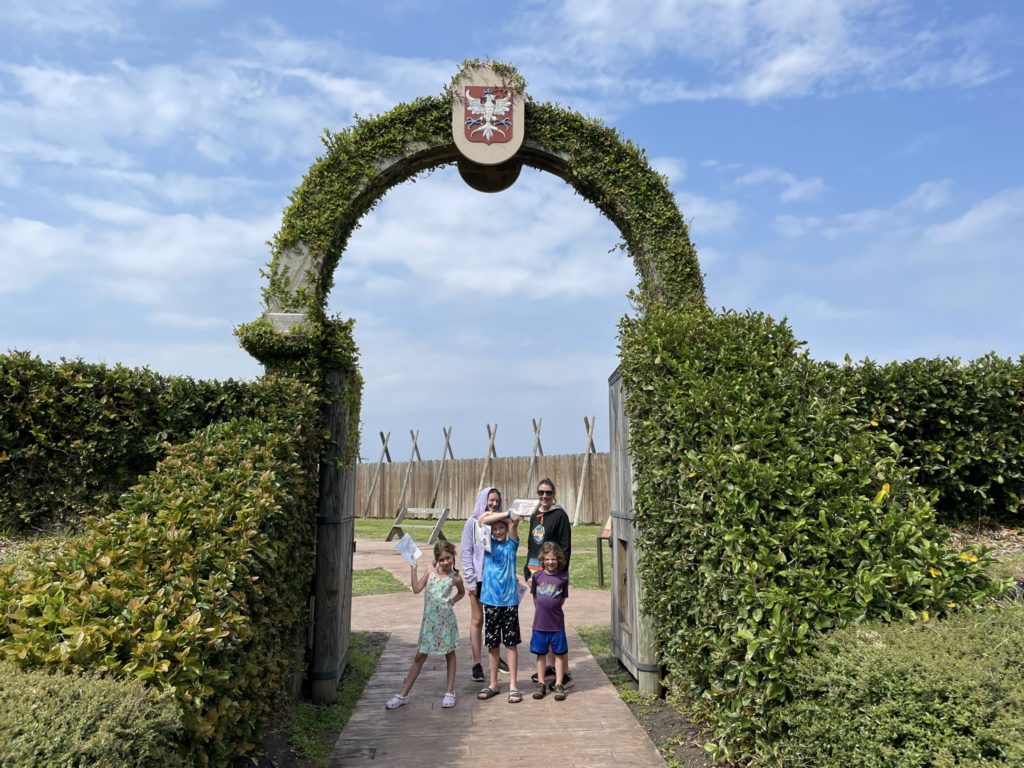 A photo of Ainsley, Rayleigh, Dillon, Kelsey, and Grayson under the arch that serves as the entryway for Fort Caroline